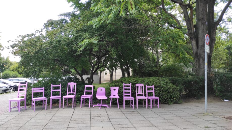 Foto: Lila Stühle auf der Straße