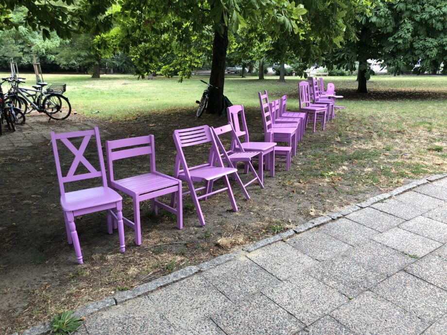 Foto: Lila-Stühle auf einer Grünfläche