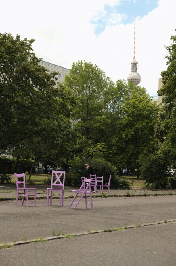 Foto: Lila-Stühle auf der Straße