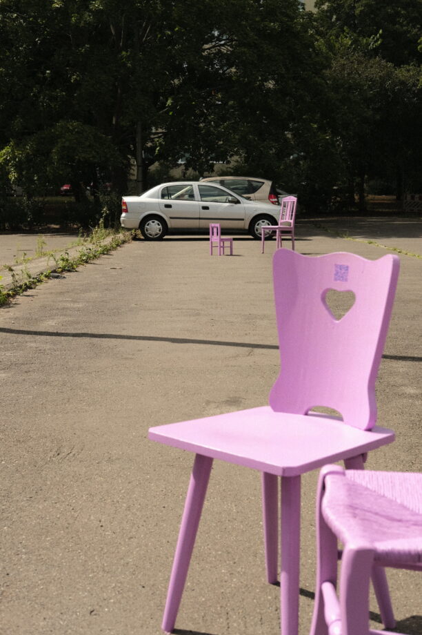 Foto: Lila-Stühle auf dem Parkplatz
