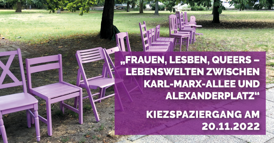 Eine Reihe lila gestrichener Stühle steht auf einem Rasen. Schriftzug im Vordergrund: "Frauen, Lesben, Queers - lebenswelten zwischen Karl-Marx-Allee und Alexanderplatz" Kiezspaziergang am 20.11.2022.